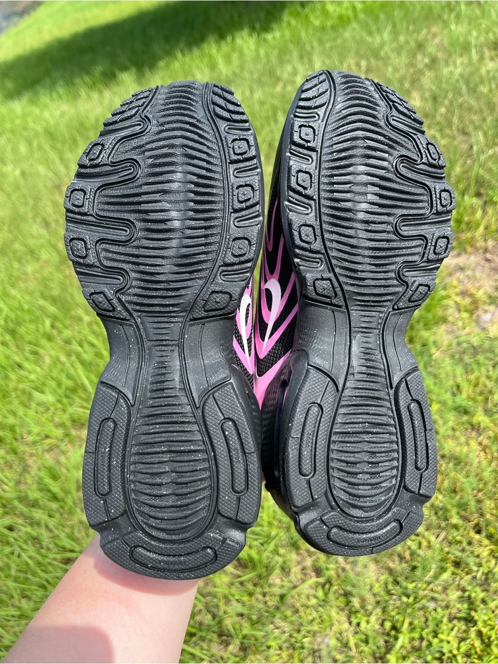 NWT 🔥💖 Nike Air Max Fire Black and Pink Wave-Pattern Athletic Sneakers Size 4.5